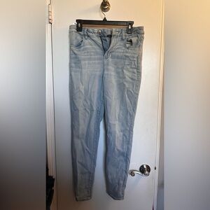American Eagle Curvy Hi-Rise Jegging | Light Wash | Size 10 Regular